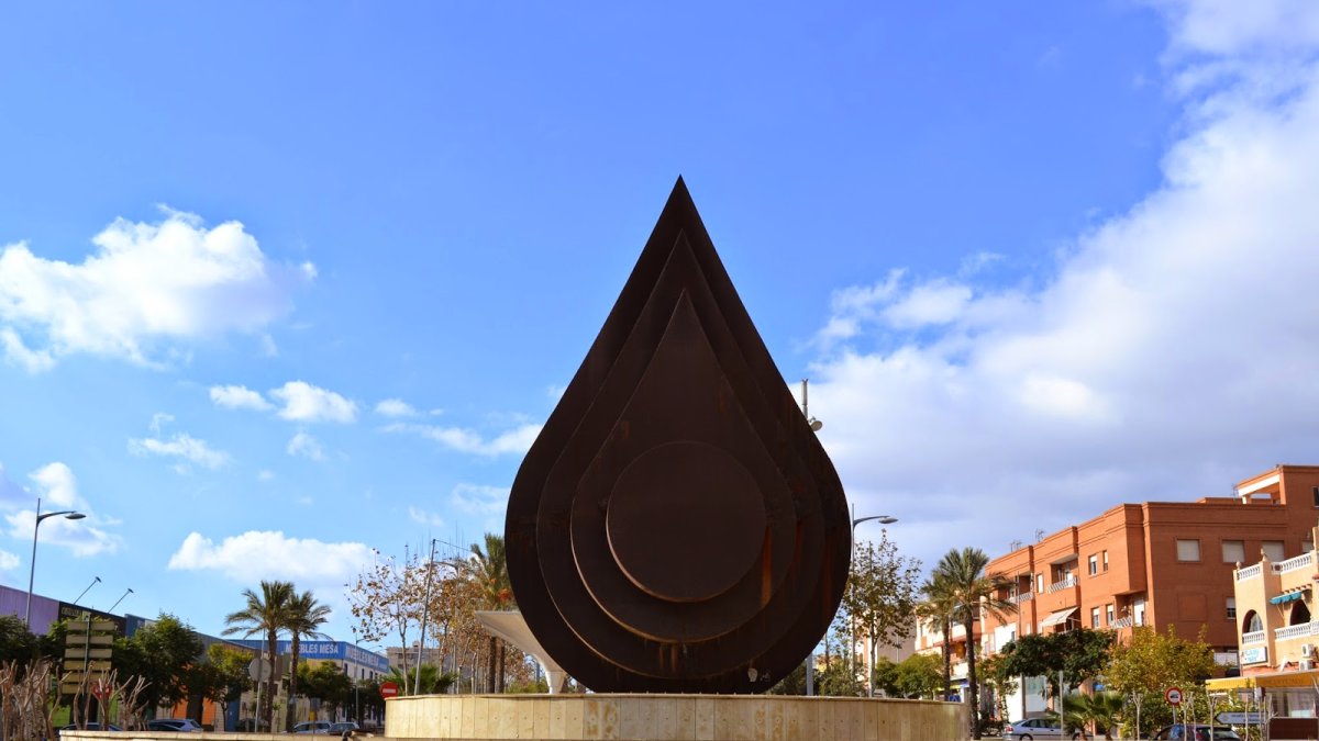 Monumento al agua en el Bulevar de Vícar.