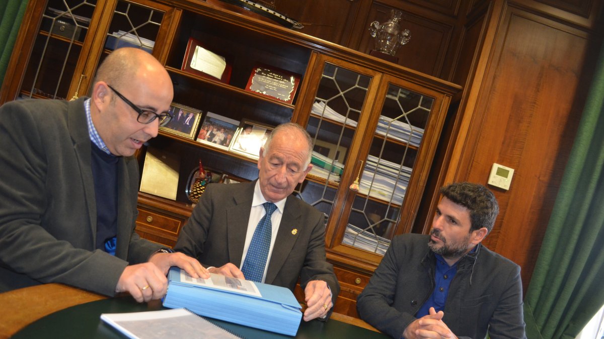 Amat entrega el proyecto de la nave al alcalde y al concejal de Huércal-Overa.