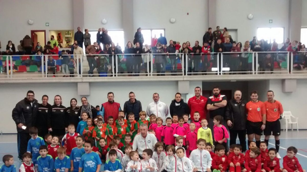 Los equipos en el centro de la pista.