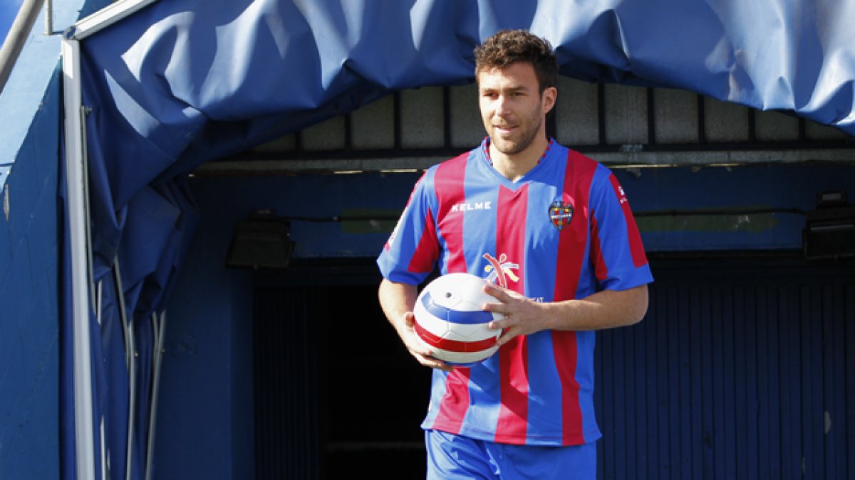 Víctor Casadesús con la camiseta del Levante.