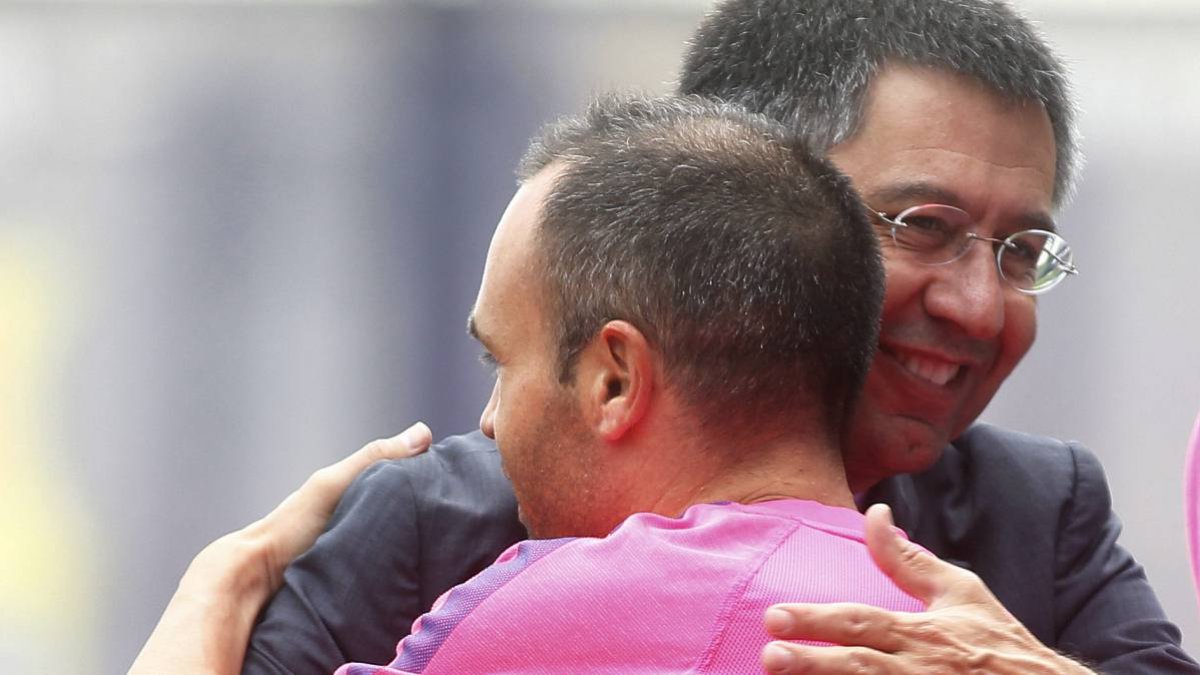 Bartomeu abrazado a Andrés Iniesta.