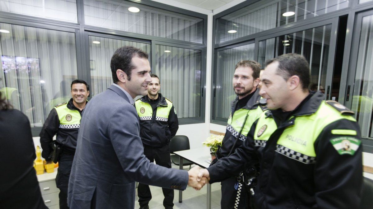 El alcalde en la dependencia de la Policía Local durante su visita.
