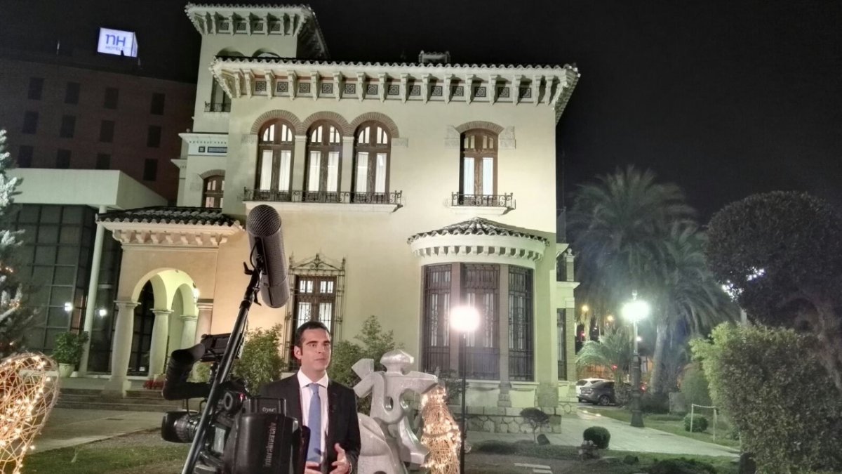 El alcalde de Almería, Ramón Fernández-Pacheco, durante la locución de su discurso de Navidad.