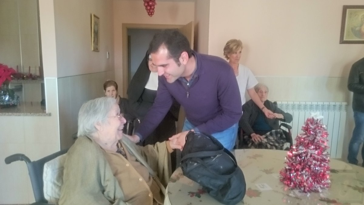 El alcalde durante su visita a la institución Santa Teresa Journet