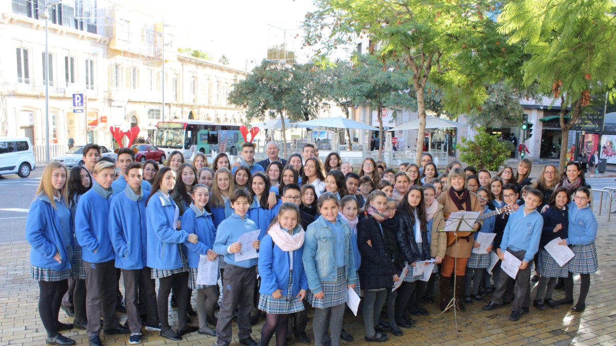 La Puerta de Purchena fue uno de los puntos donde los alumnos del Colegio del Milagro cantaron villancicos.