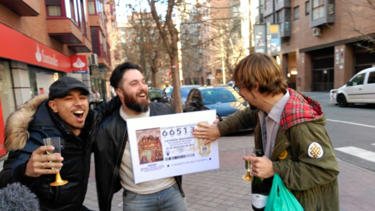 Imagen de uno de los agraciados con el Premio Gordo en Madrid.