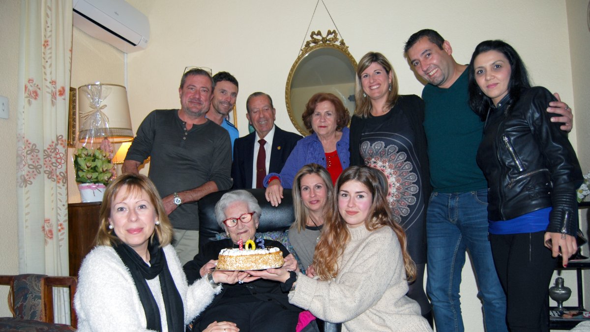 Ana Sáez Martínez con la tarta de cumpleaños, rodeada siempre de su familia