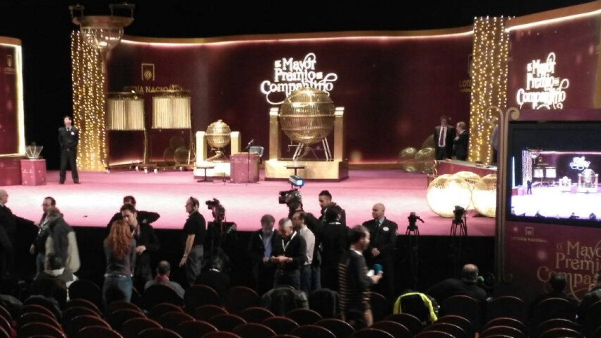 Imagen de salón del Teatro Real hace unos minutos