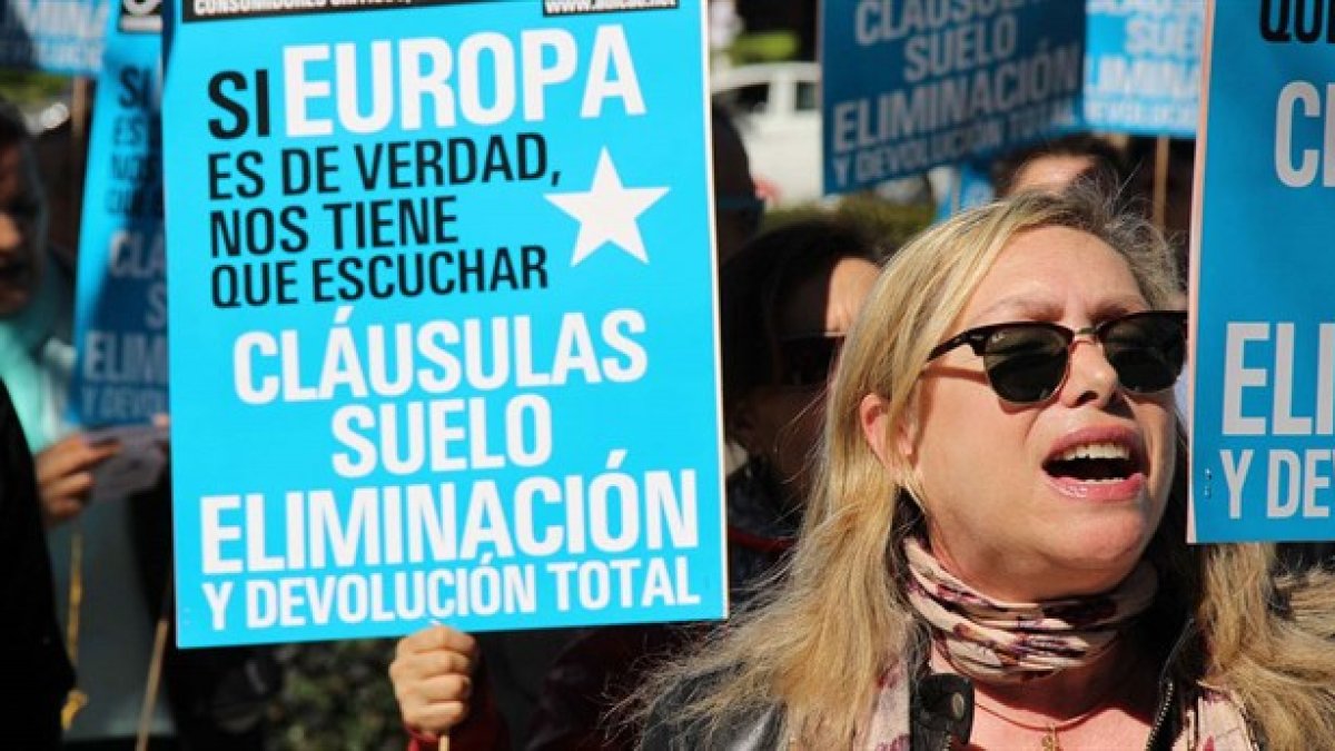 Una mujer protesta por el abuso de los cláusulas suelo