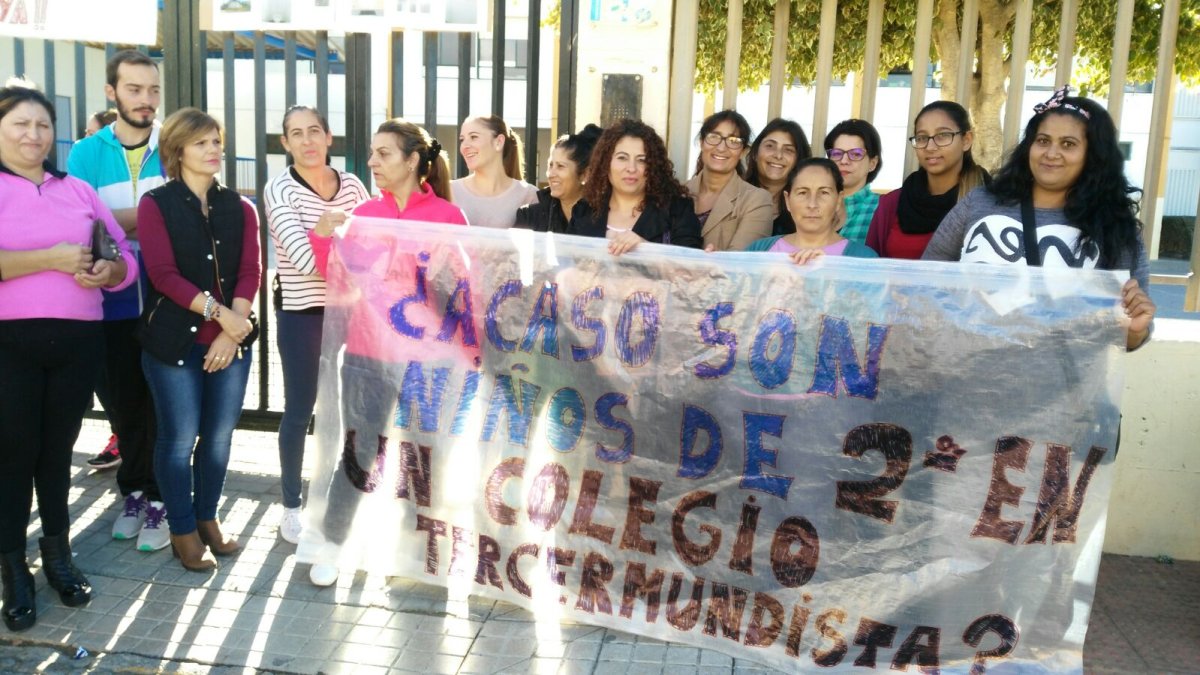Madres de alumnos del CEIP SolyMar de Matagorda, concentradas a las puertas del colegio.