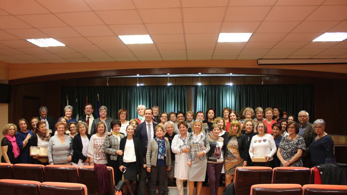 Los ochenta y seis profesionales jubilados del Complejo Hospitalario Torrecárdenas han recibido el reconocimiento.