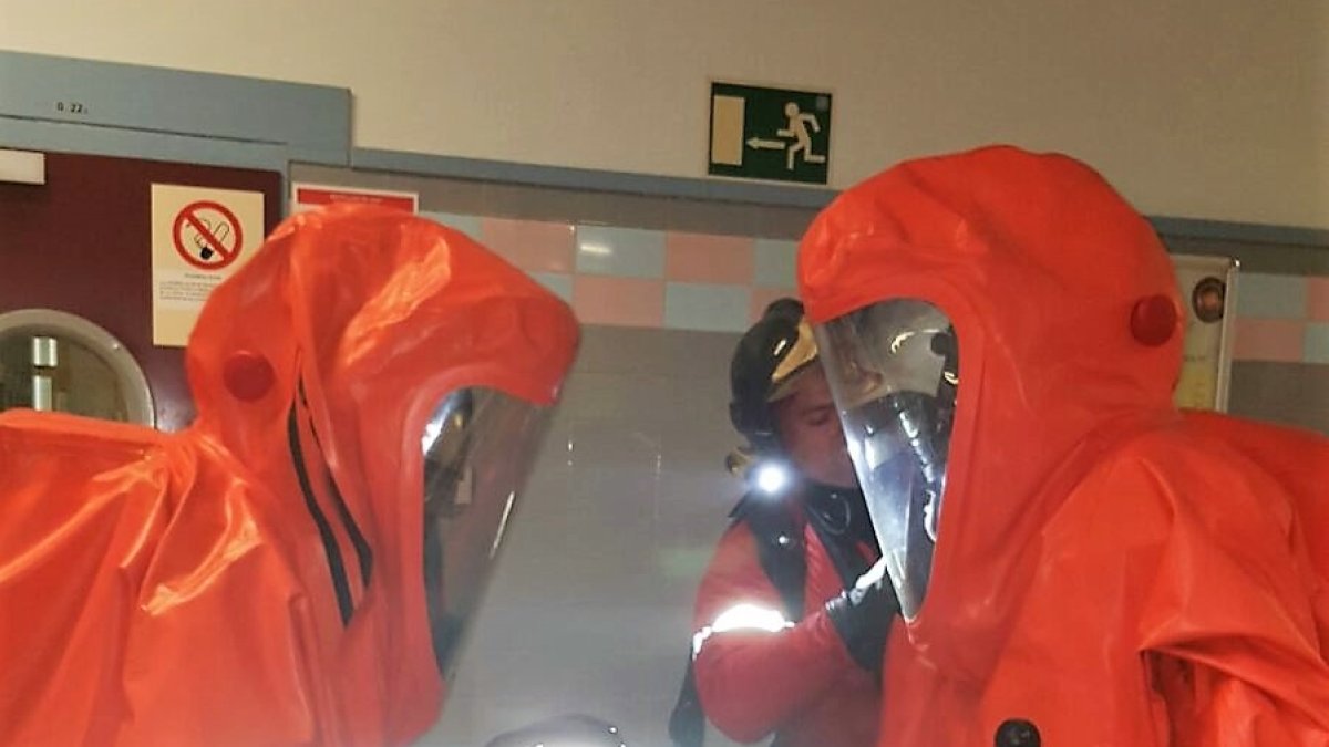 Bomberos con protección frente a agentes químicos