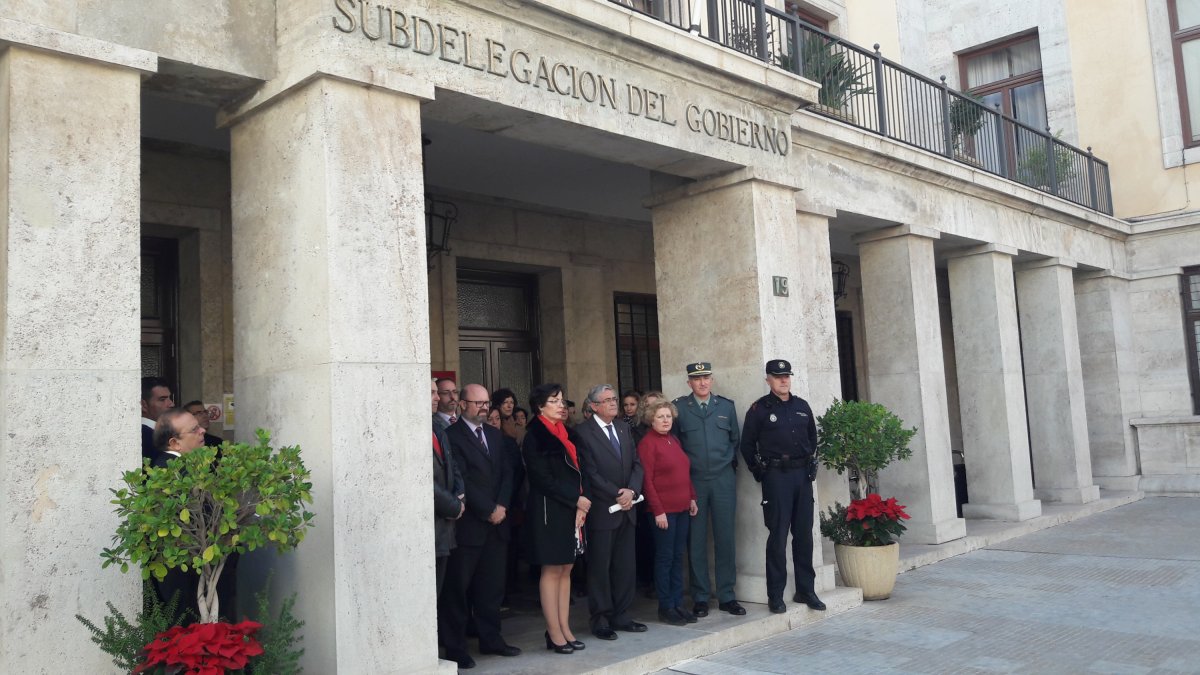 Un momento de la concentración este mediodía en la Subdelegación del Gobierno