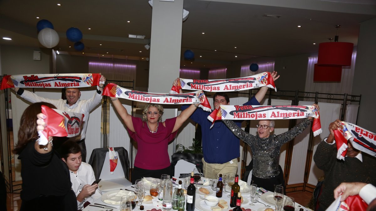 Todos de pie escuchando el himno del Almería.