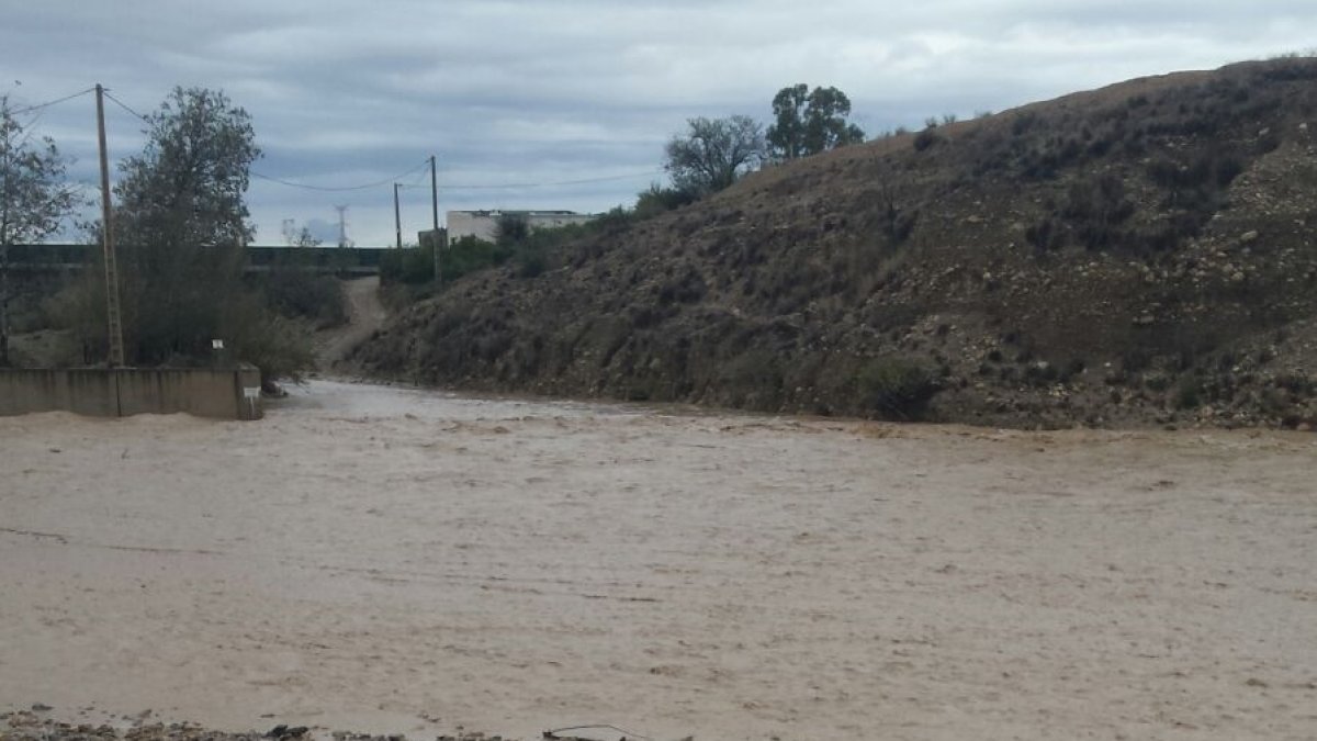 Agua  de lluvia corriendo río abajo por el cauce del río Aguas de Mojácar directa a la desembocadura y al mar.