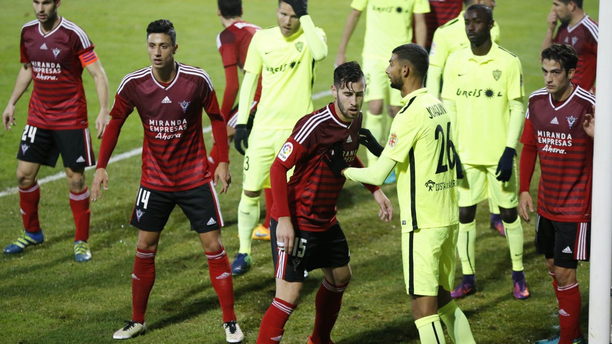 Una jugada del Mirandés-Almería.