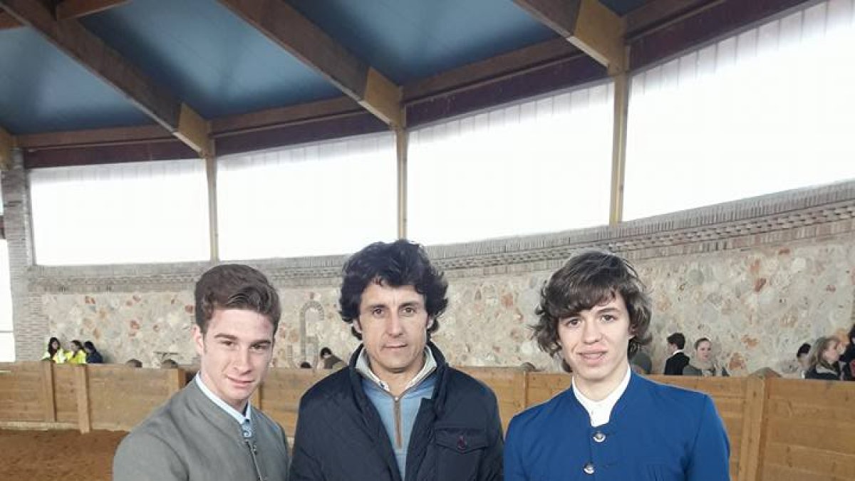 Ruiz Manuel y los alumnos, Juan Diego y Jorge Martínez, reciben el trofeo.