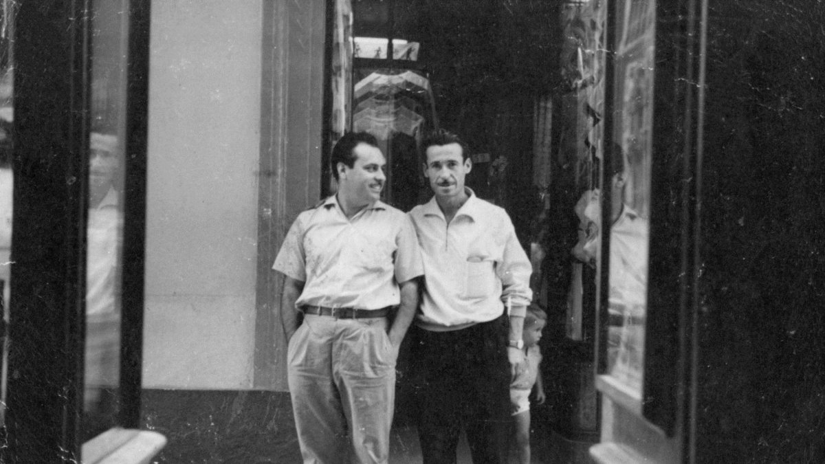 El fundador de la joyería, Aureliano Sánchez León (con las manos en los bolsillos), junto a su amigo el cocinero almeriense Manuel Redondo Fenoy, en