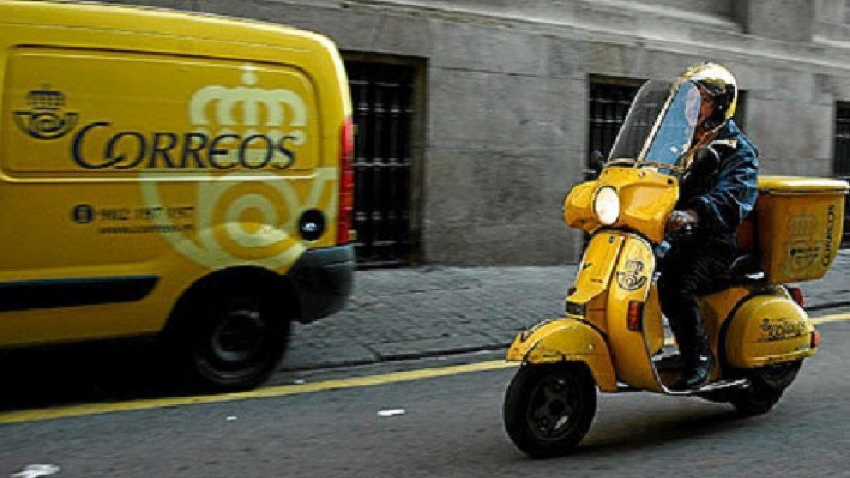 Un trabajador de Correos en su jornada laboral.