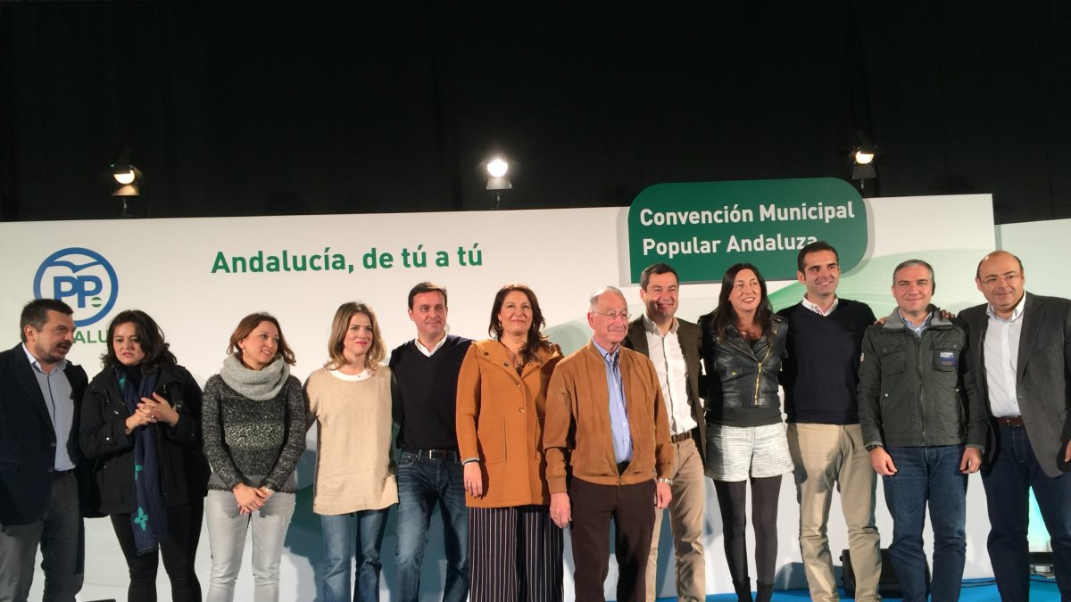 Tras la convención foto de familia de los cargos orgánicos del partido, algunos concejales y alcaldes