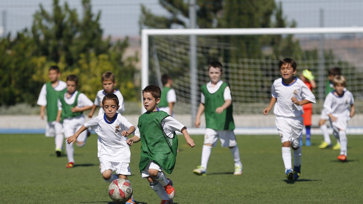 Un partido de fútbol base.