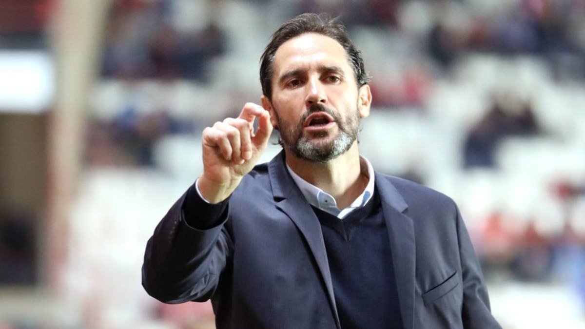 Vicente Moreno estalla con las decisiones arbitrales.