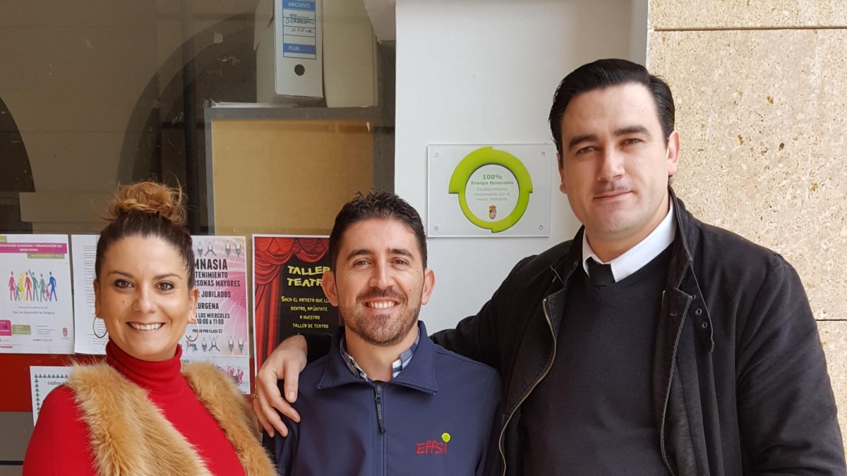 La edil y alcalde con el responsable de la empresa (centro).