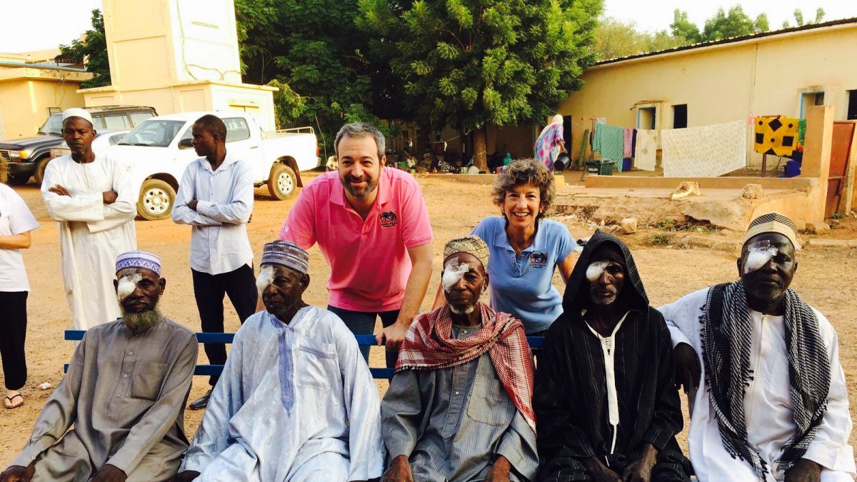 La doctora Elena Barraquer y el Director Médico de Qvision, el doctor Joaquín Fernández, con algunos de los pacientes operados en Níger..