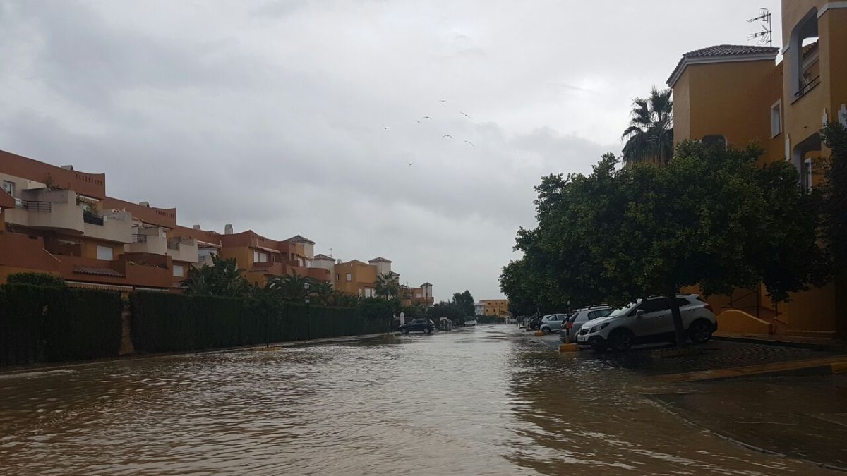 Calles inundadas en Parque Vera ayer por la tarde. Foto: Cisco Dogarri.