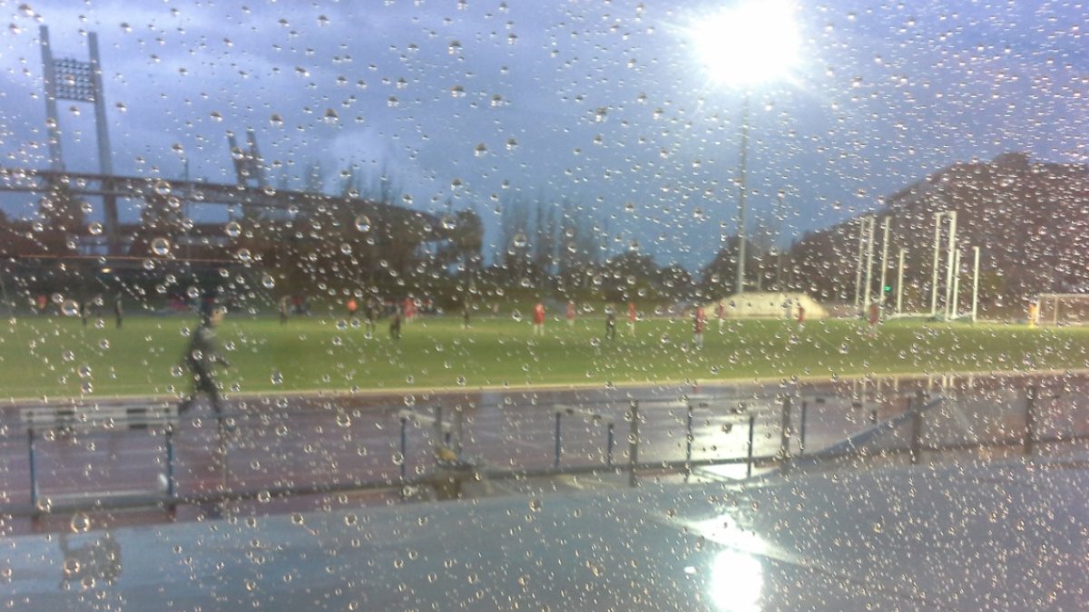 No paró de llover en la primera parte del partido en el Anexo.