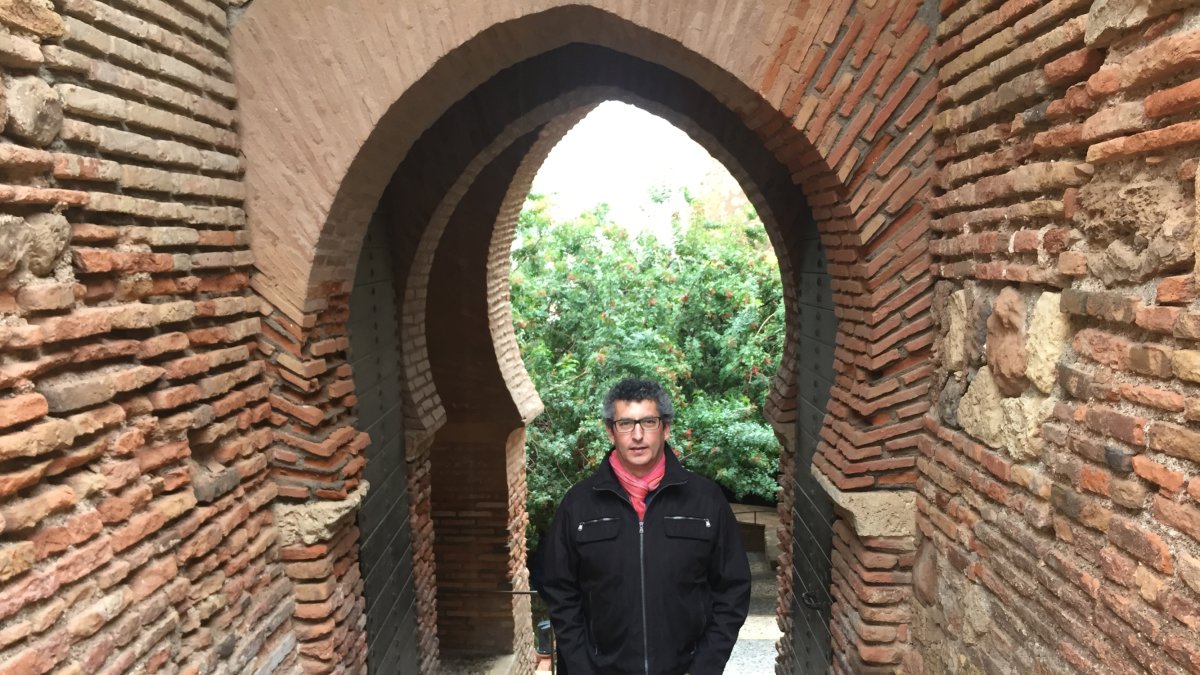 Arturo del Pino en la Puerta de la Justicia de la Alcazaba.