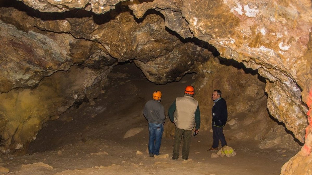 Imagen del interior de la mina romana a la que accedió el alcalde acompañado por un grupo de espeleólogos. Foto: Francisco Mulero
