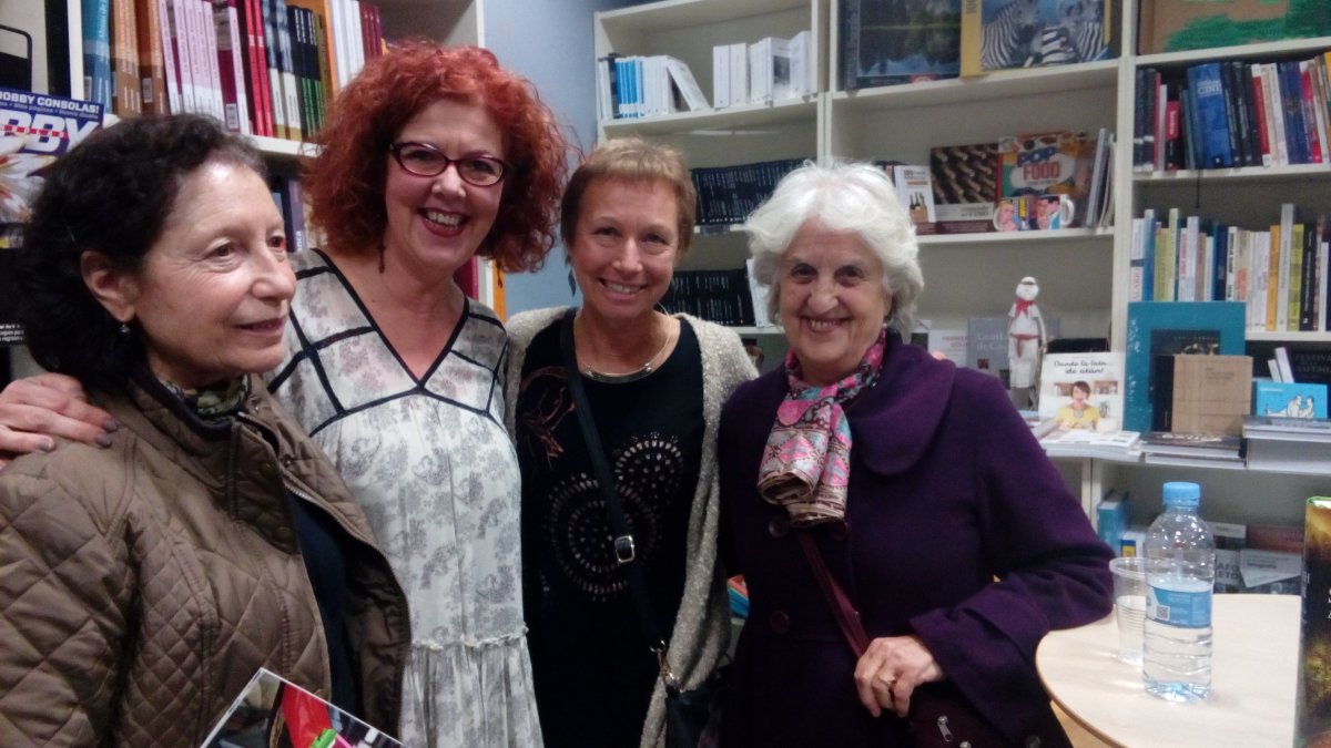 Sarah lark con su presentadora, Carmen Rubio, y con las escritoras Concha Castro y María Jesús Orbegozo