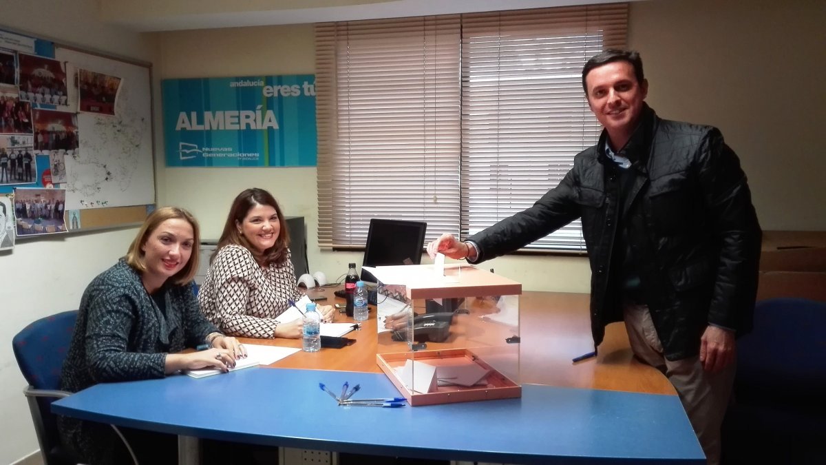 Javier A. García votando para elegir compromisarios al próximo congreso del PP.