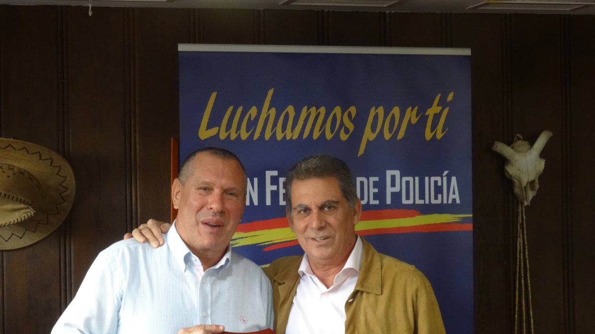 Fernando Miguel Díaz García recibe una metopa de manos del comisario jefe de Almería