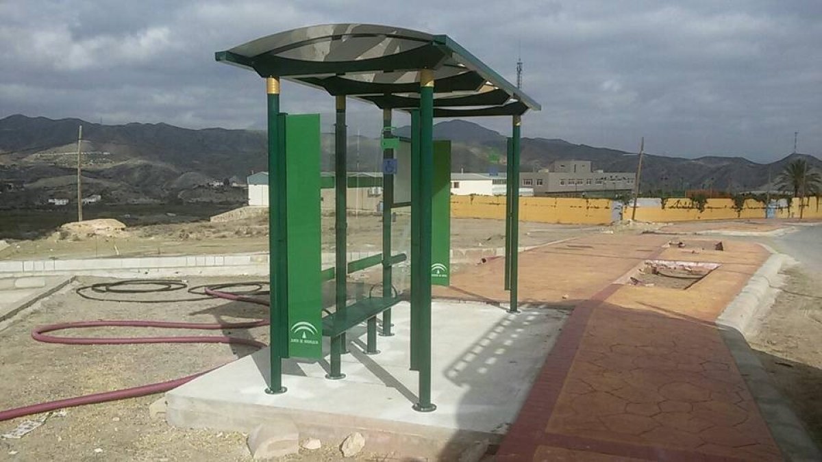 Una de las nuevas marquesinas instaladas, en Arboleas.