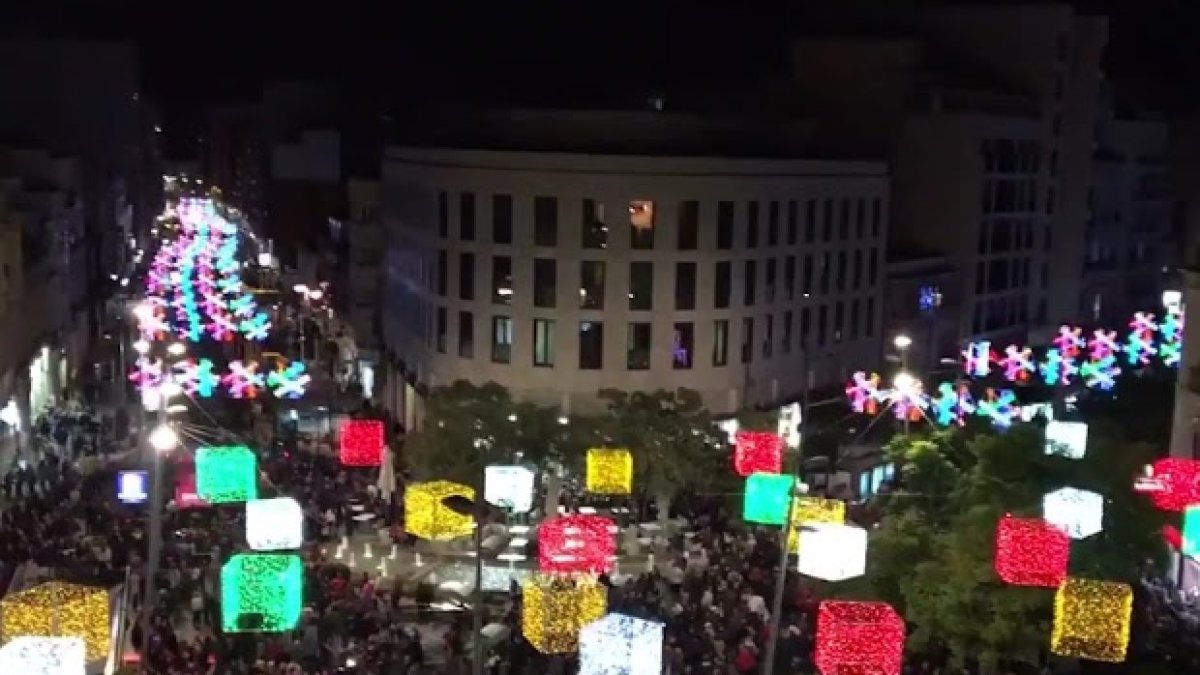 Imagen de la ciudad iluminada en Navidad