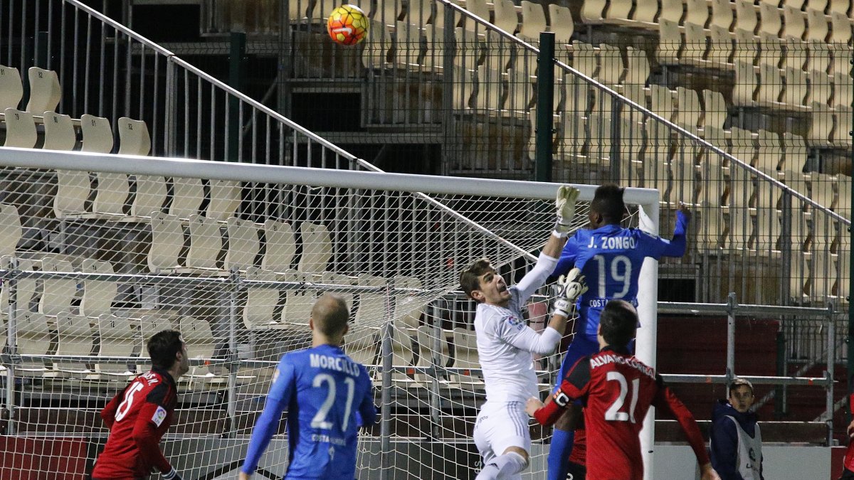 Morcillo en una jugada del Mirandés 1-1 Almería.
