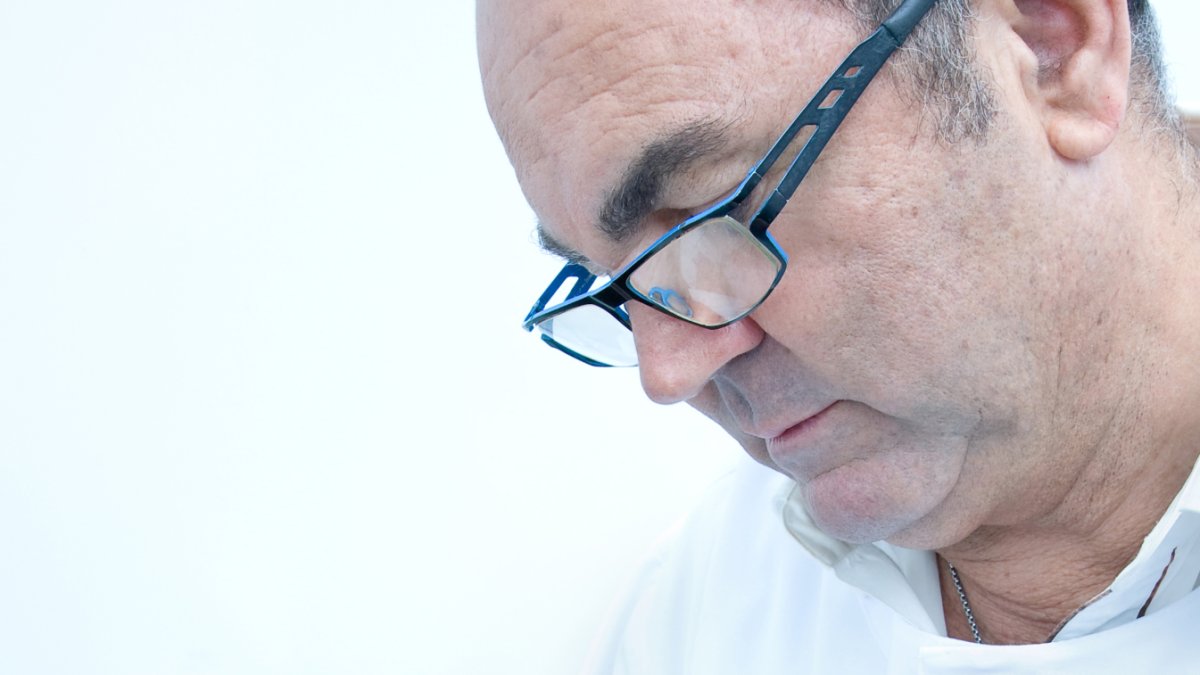 El Dr. Simón Dray con una de sus muchas pacientes.