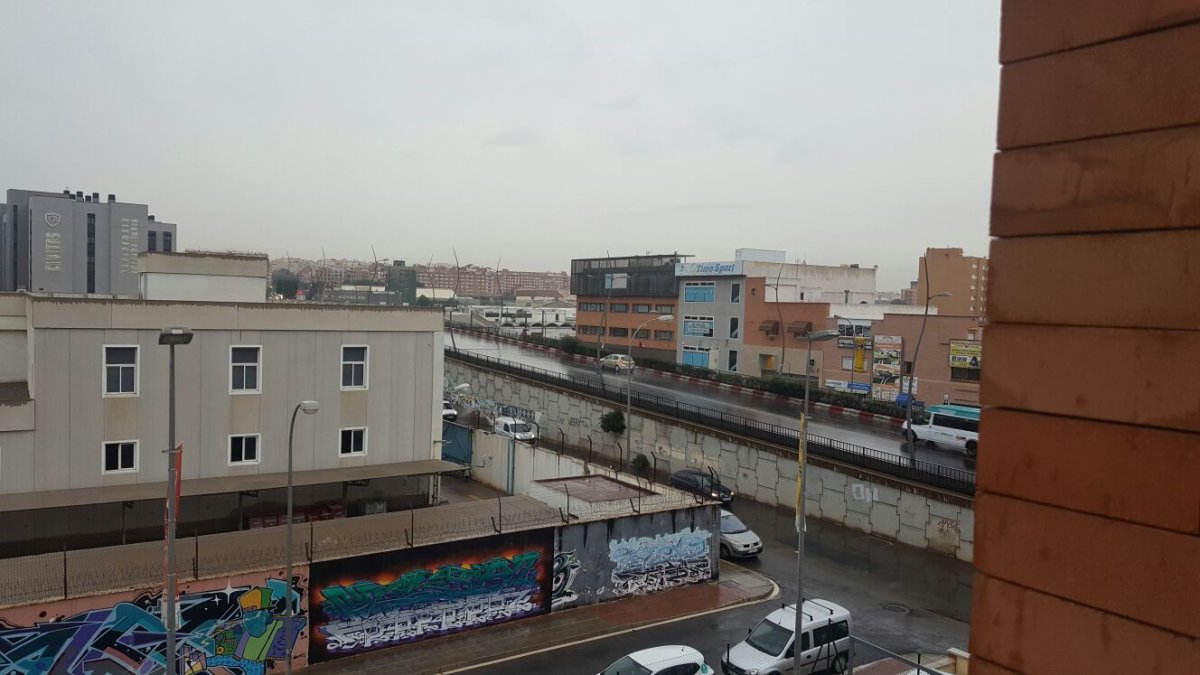La ciudad ha amanecido con lluvia