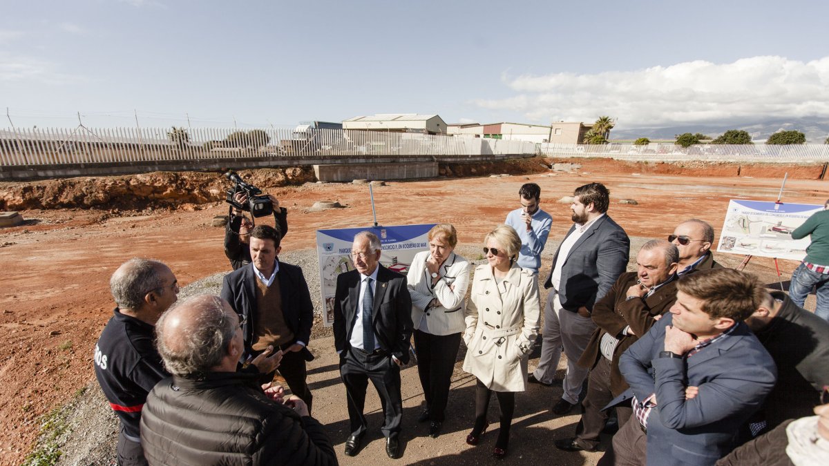 Amat, en el solar donde irá el parque de bomberos, escucha a los técnicos.