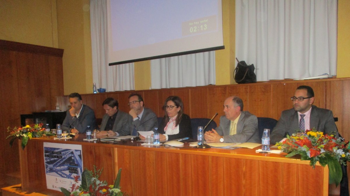 Mesa de debate sobre el futuro del puerto