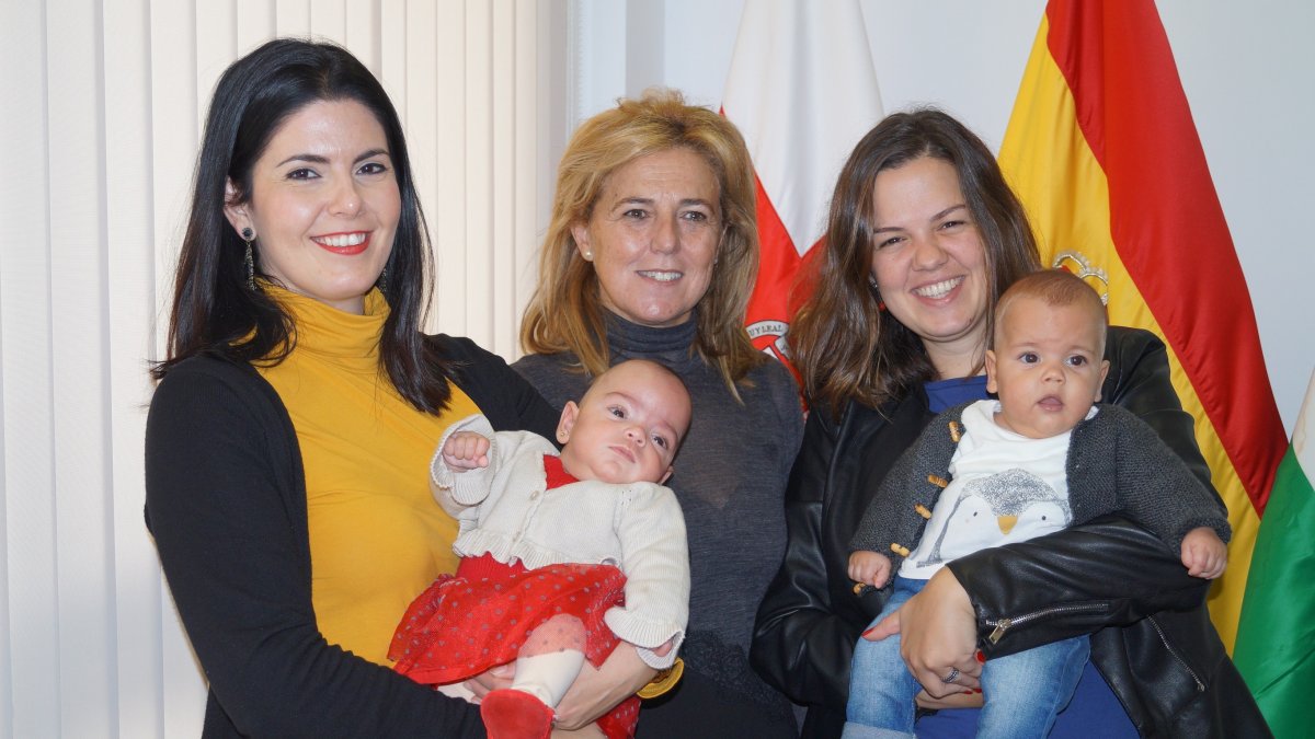 Representantes de la Asociación de Padres de Niños Prematuros de Almería (APREAL),junto a la concejala de Familia e Igualdad de Oportunidades, Pilar