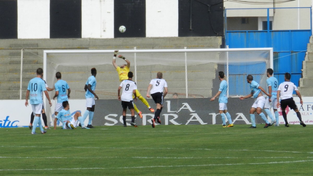 Parada de García en un partido del CD El Ejido.