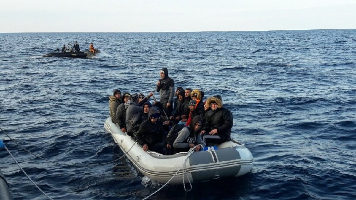 Rescate de una patera desde la Salvamar Denébola (vía @salvamentomaritimo)