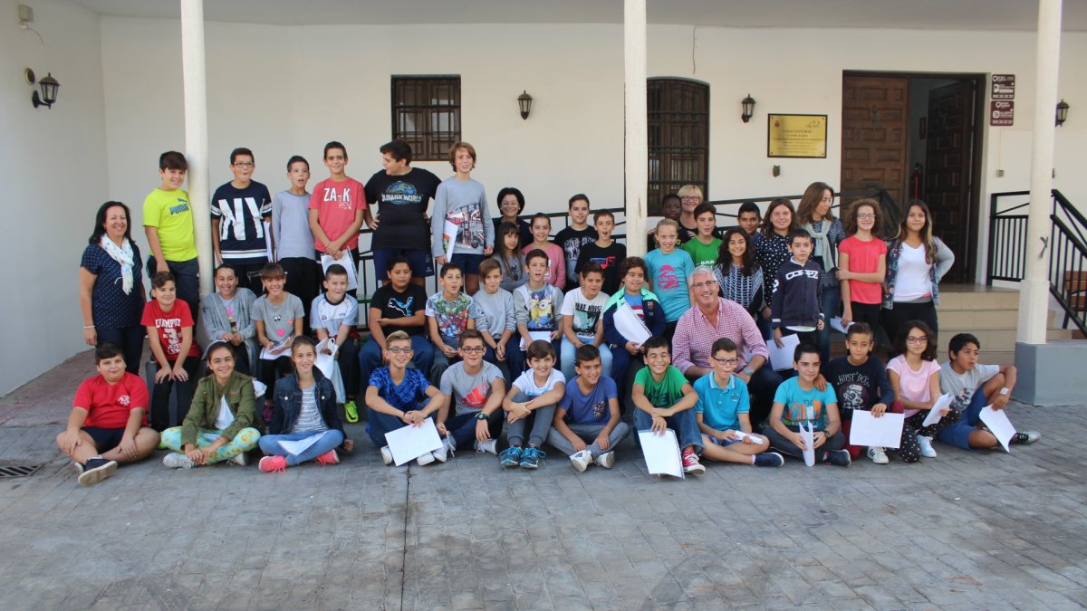 Alumnos del CEIP 28 de Febrero en Candil Radio.