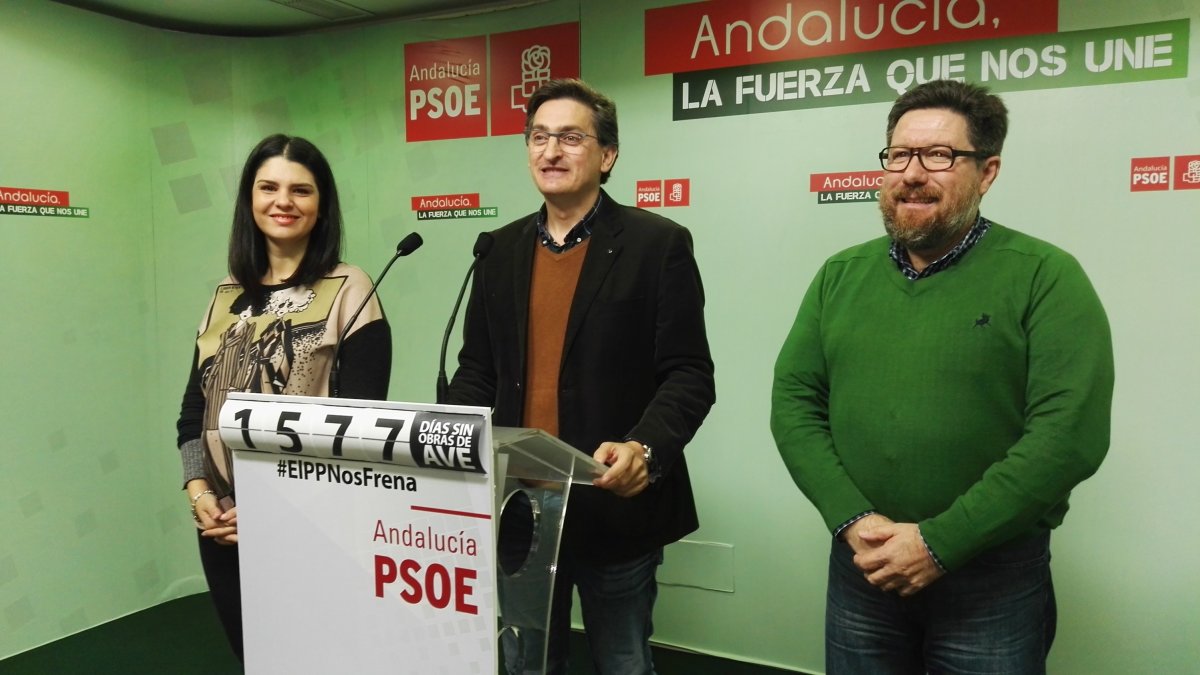 Teruel, en el centro, ayer.