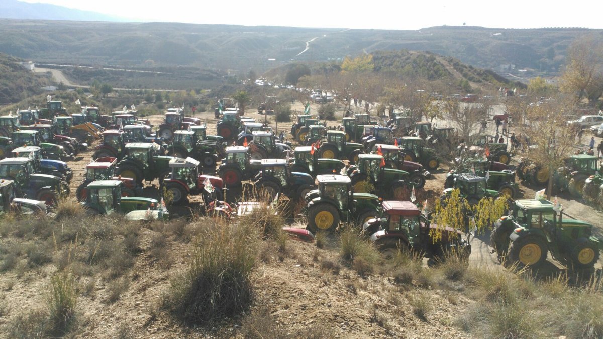 La tractorada reunió cientos de vehículos agrarios en Cúllar