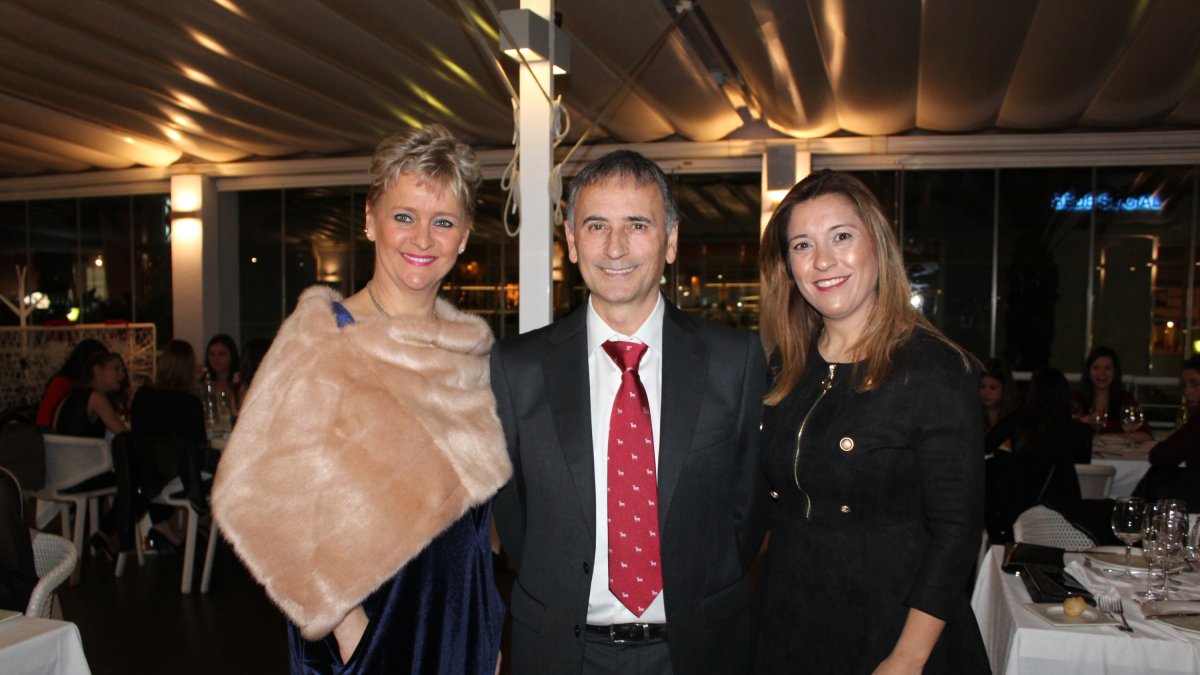 Alicia Sáez Chero, directora del Máster de Ortodoncia de la UAL; el doctor Luis Fernando Morales, codirector; y Verónica Marcela Flores, colaboradora