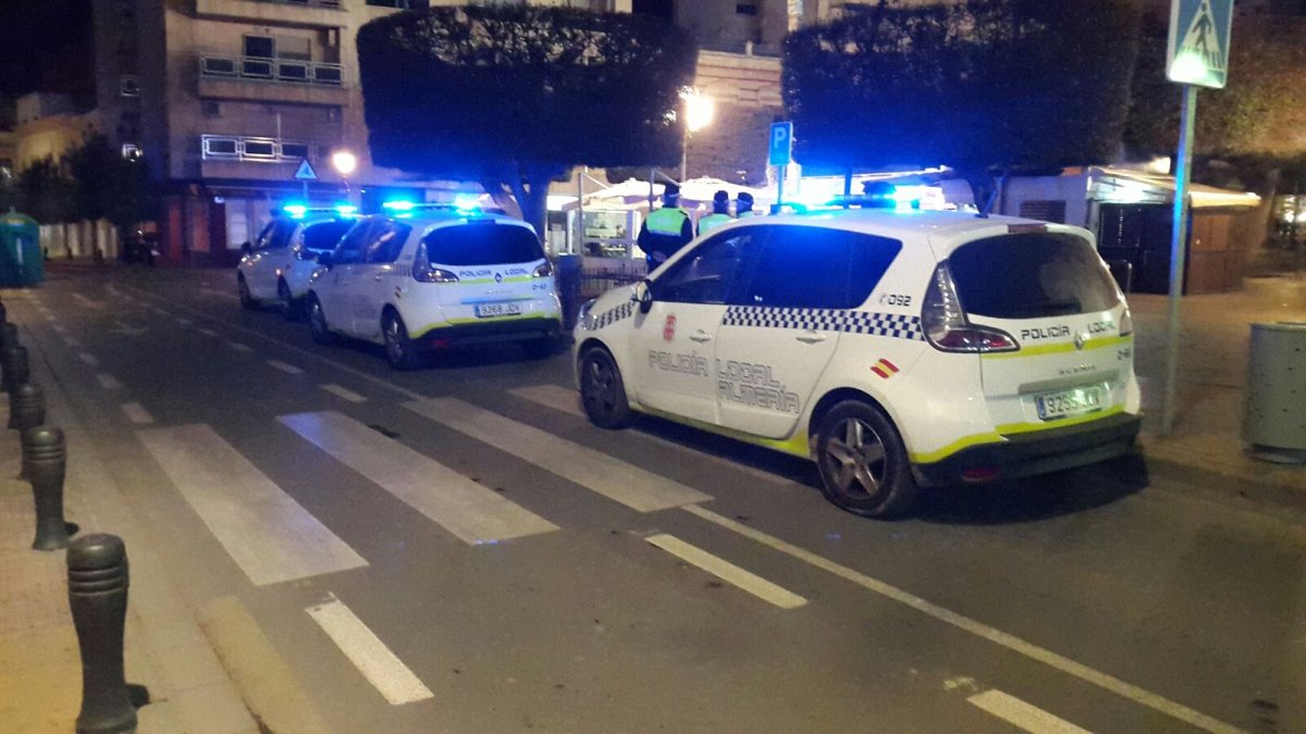 Un control de la policía local en la Plaza Virgen del Mar